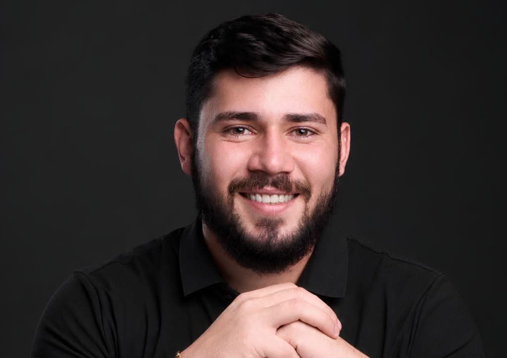 Consultor financeiro orientando empresário sobre fluxo de caixa, despesas, receitas e lucratividade.